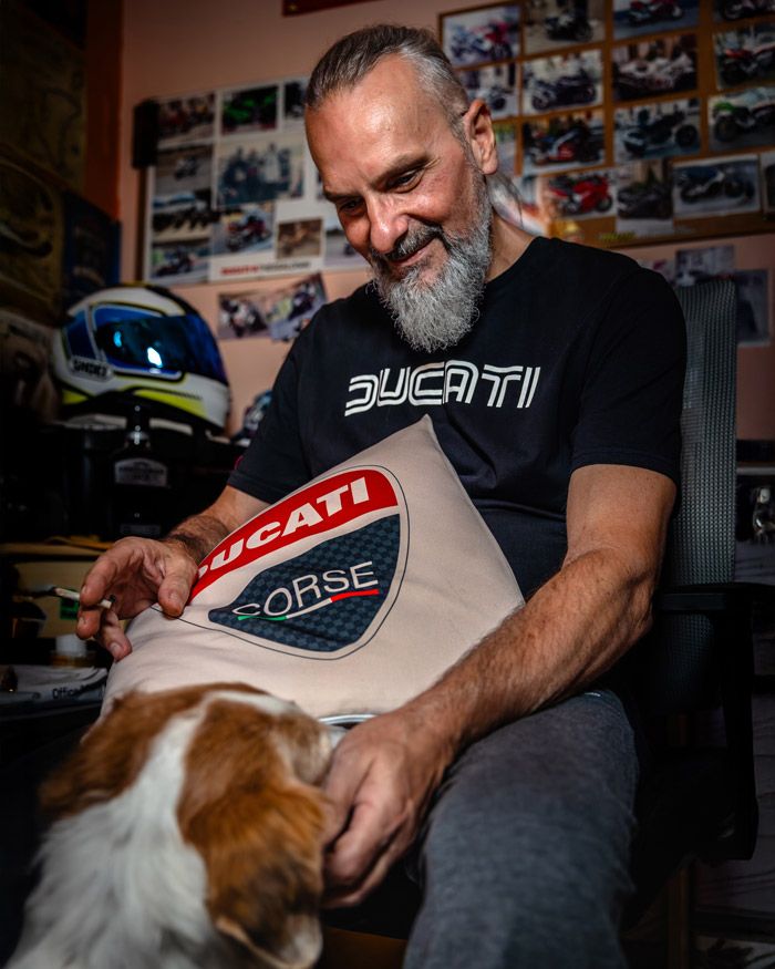 Ο Μαρίνος κάθεται με το σκυλί του στο γραφείο γεμάτο Ducati – ιστορίες πραγματικών αναβατών GAS Rider Stories 4